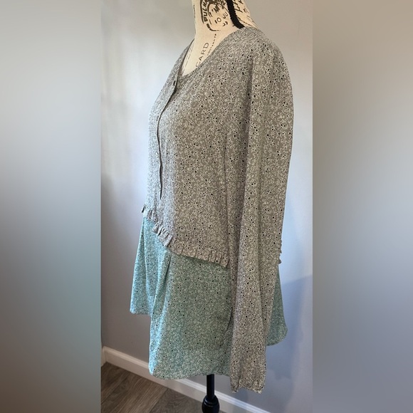 🌼LOGO by Lori Goldstein Colorblock Ditsy Floral Button Down Ruffle Top🌼 - Picture 3 of 7